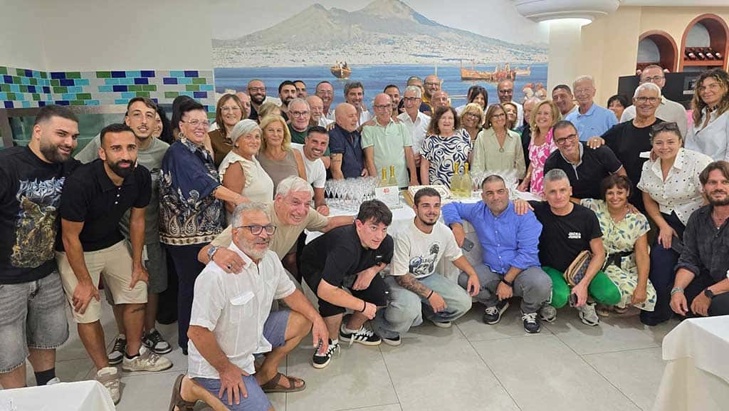 Foto di gruppo per i 40 anni della Scuola Calcio ARCI Scampia Foto di gruppo per i 40 anni della Scuola Calcio ARCI Scampia