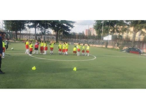 Un allenamento di una squadra nell'ambito del progetto “Legalità Inclusione Sport – L.I.S.”.