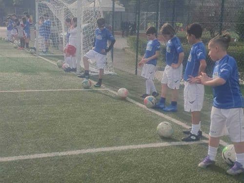 Un allenamento di una squadra nell'ambito del progetto “Legalità Inclusione Sport – L.I.S.”.