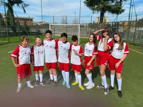 Allenamento di calcio con i ragazzi e le ragazze dell'istituto Comprensivo Alpi Levi, nell’ambito delle iniziative del progetto Legalità Inclusione Sport a Scampia.