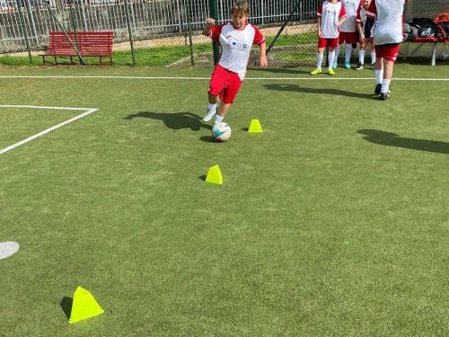 Allenamento di calcio con i ragazzi e le ragazze dell'istituto Comprensivo Alpi Levi, nell’ambito delle iniziative del progetto Legalità Inclusione Sport a Scampia.