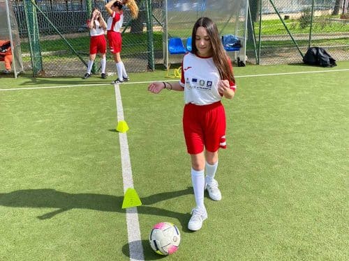 Allenamento di calcio con i ragazzi e le ragazze dell'istituto Comprensivo Alpi Levi, nell’ambito delle iniziative del progetto Legalità Inclusione Sport a Scampia.