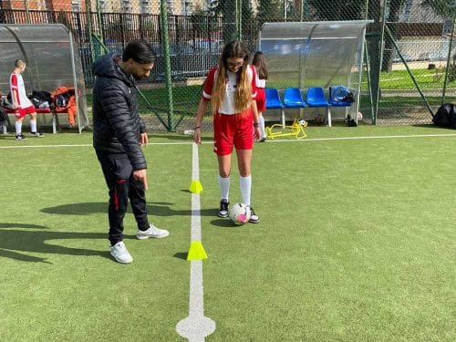 Allenamento di calcio con i ragazzi e le ragazze dell'istituto Comprensivo Alpi Levi, nell’ambito delle iniziative del progetto Legalità Inclusione Sport a Scampia.