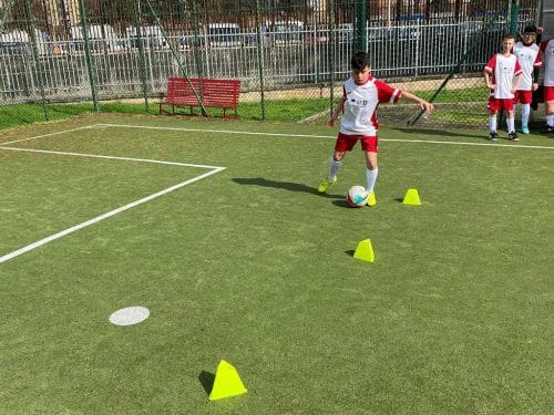 Allenamento di calcio con i ragazzi e le ragazze dell'istituto Comprensivo Alpi Levi, nell’ambito delle iniziative del progetto Legalità Inclusione Sport a Scampia.