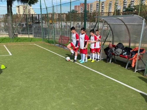 Allenamento di calcio con i ragazzi e le ragazze dell'istituto Comprensivo Alpi Levi, nell’ambito delle iniziative del progetto Legalità Inclusione Sport a Scampia.