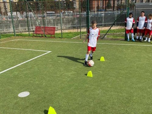 Allenamento di calcio con i ragazzi e le ragazze dell'istituto Comprensivo Alpi Levi, nell’ambito delle iniziative del progetto Legalità Inclusione Sport a Scampia.