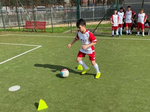 Allenamento di calcio con i ragazzi e le ragazze dell'istituto Comprensivo Alpi Levi, nell’ambito delle iniziative del progetto Legalità Inclusione Sport a Scampia.