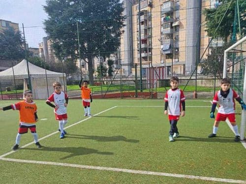 Allenamento di calcio con i ragazzi e le ragazze dell'istituto Comprensivo Moscati D'acquisto - Progetto Legalità Inclusione Sport a Scampia.