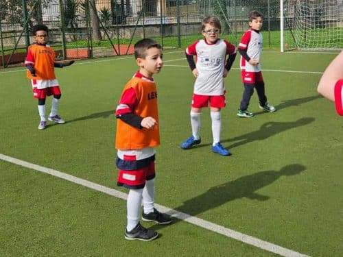 Allenamento di calcio con i ragazzi e le ragazze dell'istituto Comprensivo Moscati D'acquisto - Progetto Legalità Inclusione Sport a Scampia.