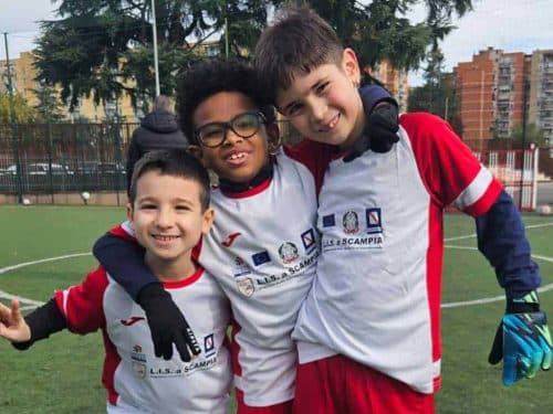 Allenamento di calcio con i ragazzi e le ragazze dell'istituto Comprensivo Moscati D'acquisto - Progetto Legalità Inclusione Sport a Scampia.