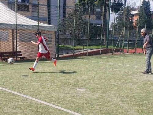 Sessione di allenamento calcistico inserita nel progetto L.I.S. – Legalità, Inclusione e Sport, attivo a Scampia.