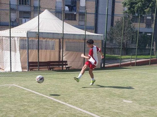 Sessione di allenamento calcistico inserita nel progetto L.I.S. – Legalità, Inclusione e Sport, attivo a Scampia.