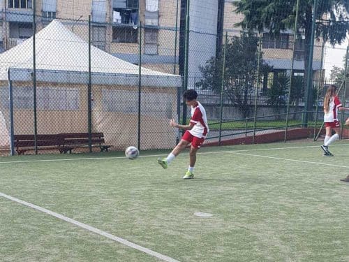 Sessione di allenamento calcistico inserita nel progetto L.I.S. – Legalità, Inclusione e Sport, attivo a Scampia.
