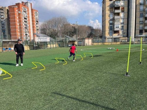 Un momento di sport e crescita condivisa durante un allenamento di calcio del progetto L.I.S. – Legalità, Inclusione e Sport a Scampia.