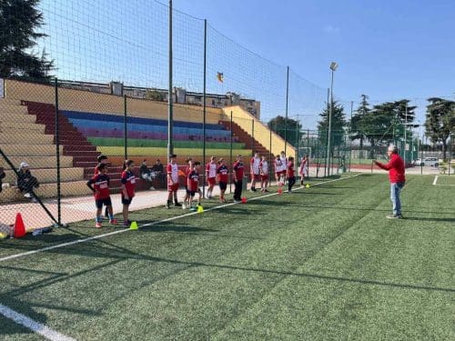 Un momento di sport e crescita condivisa durante un allenamento di calcio del progetto L.I.S. – Legalità, Inclusione e Sport a Scampia.