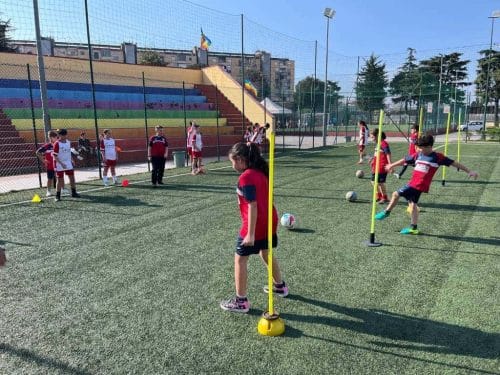 Un momento di sport e crescita condivisa durante un allenamento di calcio del progetto L.I.S. – Legalità, Inclusione e Sport a Scampia.