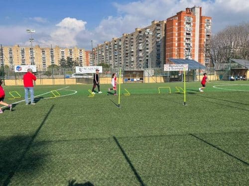 Un momento di sport e crescita condivisa durante un allenamento di calcio del progetto L.I.S. – Legalità, Inclusione e Sport a Scampia.