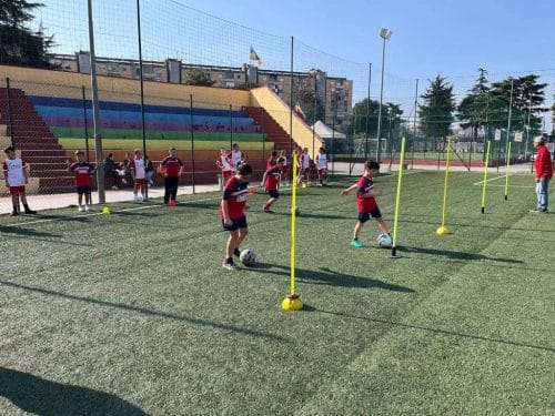 Un momento di sport e crescita condivisa durante un allenamento di calcio del progetto L.I.S. – Legalità, Inclusione e Sport a Scampia.