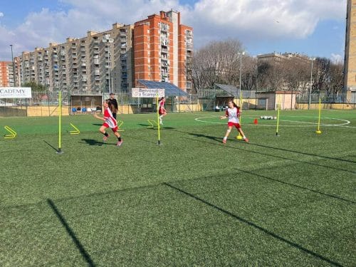 Un momento di sport e crescita condivisa durante un allenamento di calcio del progetto L.I.S. – Legalità, Inclusione e Sport a Scampia.