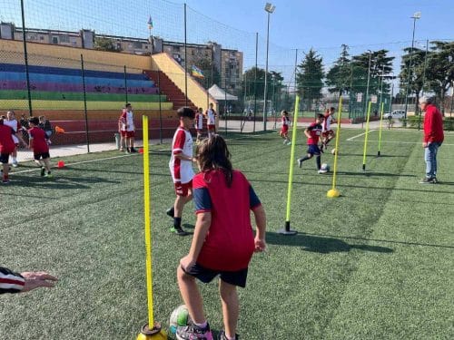 Un momento di sport e crescita condivisa durante un allenamento di calcio del progetto L.I.S. – Legalità, Inclusione e Sport a Scampia.