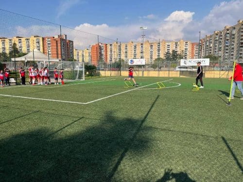 Un momento di sport e crescita condivisa durante un allenamento di calcio del progetto L.I.S. – Legalità, Inclusione e Sport a Scampia.