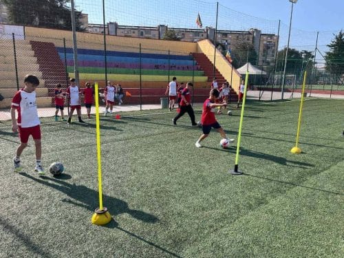 Un momento di sport e crescita condivisa durante un allenamento di calcio del progetto L.I.S. – Legalità, Inclusione e Sport a Scampia.