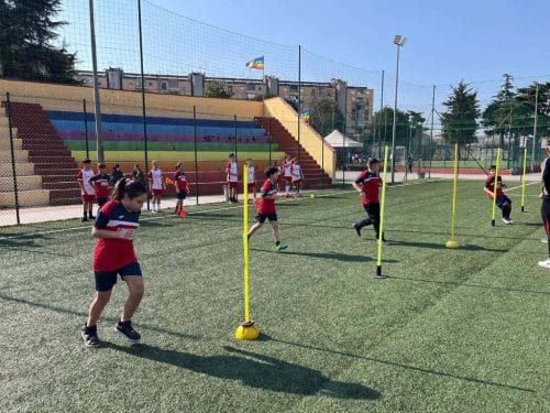 Un momento di sport e crescita condivisa durante un allenamento di calcio del progetto L.I.S. – Legalità, Inclusione e Sport a Scampia.